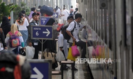 Warga bersiap menaiki kereta saat mudik gratis BUMN 2018 di Stasiun Pasar Senen, Jakarta, Kamis (7/6).