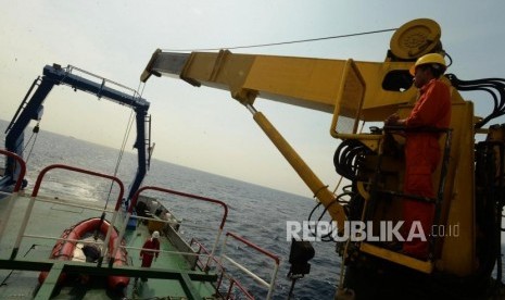 Sejumlah petugas SAR gabungan menurunkan kapal kecil untuk melakukan pencarian saat proses evakuasi pesawat Lion air JT 610 di Perairan Karawang, Jumat (2/11).