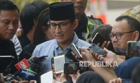 Bakal calon  wakil presiden Sandiaga Uno  memberikan keterangan kepada media saat tiba  di Komisi Pemberantasan Korupsi(KPK), Jakarta, Selasa (14/8).