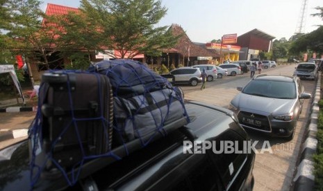 Sejumlah kendaraan teparkir di Rest Area Kilometer 102 Cikopo-Palimanan (Cipali), Subang Jawa Barat, Jumat (8/6).