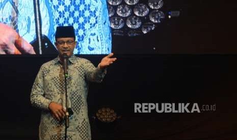 Gubernur DKI Jakarta Anies BAswedan memberikan  sambutan dalam acara 10 tahun AQL Islamic Center di Balai Kartini, Jakarta, Selasa (11/9).