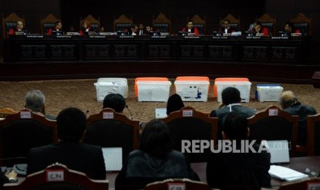 Hakim Mahkamah Konstitusi memperlihatkan sejumlah barang bukti pihak pemohon yang belum bisa diverifikai pada sidang lanjutan Perselisihan Hasil Pemilihan Umum (PHPU) Pemilihan Presiden (Pilpres) 2019 di Gedung Mahkamah Konstitusi, Jakarta, Rabu (19/6).