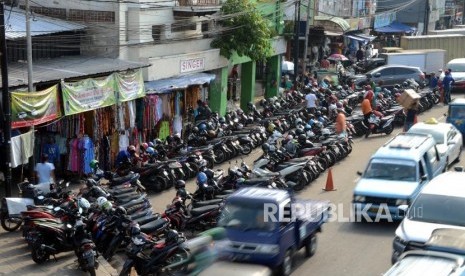 Sejumlah kendaraan terparkir di sisi jalan di kawasan Pasar Jatinegara, Jakarta, Selasa (21/5).