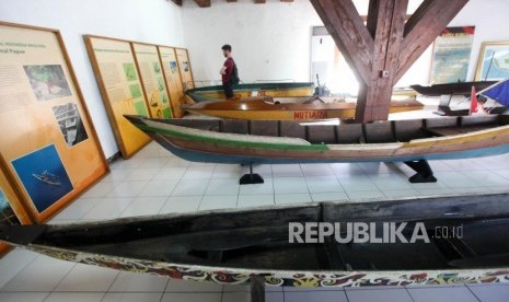 Wisatawan mancanegara melihat-lihat koleksi perahu  di Museum Bahari, Penjaringan, Jakarta, Rabu (24/1).