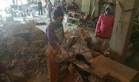 Berkah Iduladha, Produsen Tusuk Sate di Tasik Banjir Pesanan