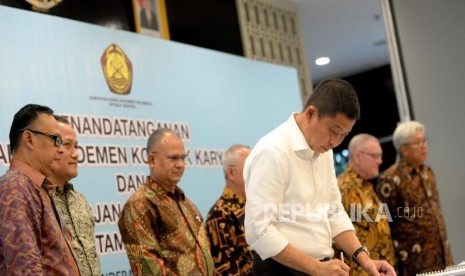 Penandatanganan Perjanjian Karya Batubara. Menteri ESDM Ignasius Jonan menandatangani naskah amandemen 1 Kontrak Karya (KK) dan 18 Perjanjian Karya Perusahaan Batubara (PKP2B) di kementerian ESDM, Jakarta, Rabu (17/1).