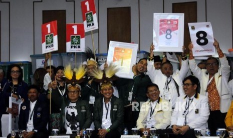 Sejumlah tokoh partai politik mengangkat nomor urut yang telah diumumkan saat acara Pengundian Nomor Urut Peserta Pemilu 2019 di Kantor KPU, Jakarta, Ahad (18/2).