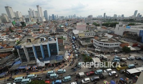 Suasana kemacetan dipersimpangan jalan jatibunder, Tanah Abang, Jakarta, Senin (20/11).