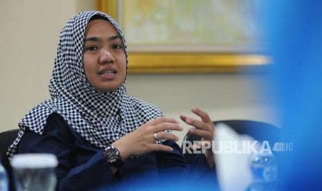 Media Relations Manager CIPS, Vera Ismainy  memberikan keterangan kepada perwakilan Harian Republika saat melakukan kunjungan ke  kantor Harian Republika, Jakarta, Jumat (9/3).