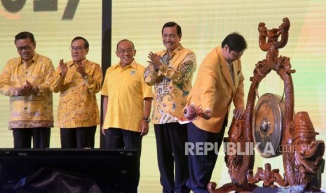 Ketua Umum Partai Golkar Airlangga Hartarto (kanan) memukul gong didampingi Menko bidang Kemaritiman Luhut Binsar Panjaitan (kedua kanan), Ketua Dewan Pembina Aburizal Bakrie (ketiga kiri), Wakil Ketua Dewan Kehormatan Akbar Tanjung (kedua kiri) dan Ketua Dewan Pakar Agung Laksono (kiri) saat pembukaan Rapimnas Partai Golkar di Jakarta Convention Center, Senin (18/12).