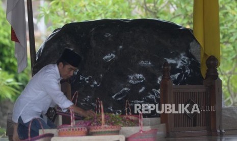 Ziarah Makam Bung Karno. Presiden Joko Widodo berziarah ke makam Bung Karno di sela kunjungan kerja di Blitar, Jawa Timur, Kamis (3/1/2019).