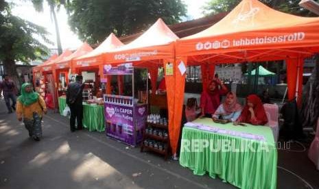 Pengunjung melihat-lihat stan produk halal saat pembukaan acara Halal Fair 2018 di Masjid Cut Mutia, Jakarta, Jumat (28/9).