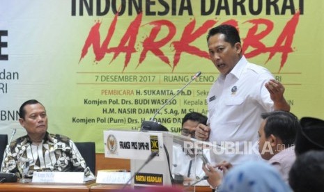 Kepala BNN Komjen Budi Waseso (kanan) menyampaikan pendapatnya disaksikan oleh Wakapolri periode 2004-2006 Komjen (purn) Adang Daradjatun dalam diskusi bertema Indonesia Darurat Narkoba dan Aksi Tes Urin Fraksi PKS di Kompleks Parlemen, Senayan, Jakarta, Kamis (7/12).