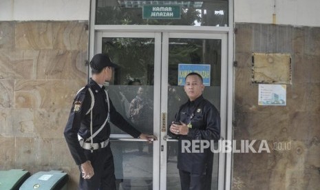 Korban Kerusuhan di Rawat di RSUD Tarakan. Sejumlah petugas berjaga di depan kamar jenazah di RSUD Tarakan,Jakarta Pusat, Selasa (22/5).