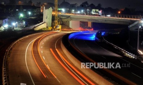 Kendaraan melintasi ruas Jalan Tol Bogor-Ciawi-Sukabumi (Bocimi) seksi I di Ciawi, Kabupaten Bogor, Jawa Barat