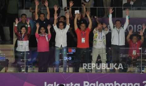 Presiden Joko Widodo menyaksikan pertandingan final cabang bulutangkis nomor beregu putra Asian Games 2018 antara Indonesia melawan Cina di Stadion Istora Senayan, Jakarta, Rabu (22/8).