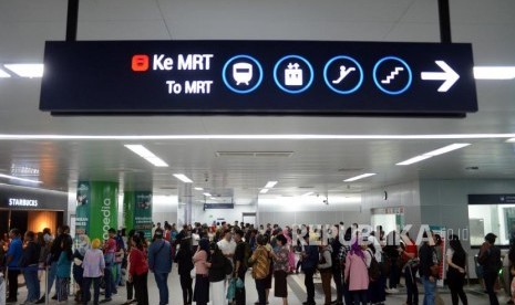 Sejumlah penumpang mengantre untuk mendapatkan kartu single trip MRT di Stasiun MRT Bundaran HI, Jakarta, Senin (1/4).