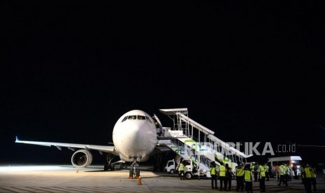 Daftar Embarkasi Haji di Indonesia. Foto ilustrasi: Pemberangkatan Pertama Embarkasi Solo. Pesawat siap membawa jamaah calon haji kloter pertama asal embarkasi Solo di Bandara Adi Soemarmo, Boyolali, Jawa Tengah, Ahad (7/7/2019).