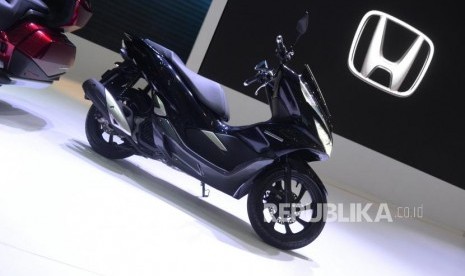 Gold Wing dan PCX Hybrid. Sepeda motor Honda PCX Hybryd ditampilkan oleh AHM saat Indonesia International Motor Show (IIMS) 2018 di JiExpo, Jakarta, Kamis (19/4).