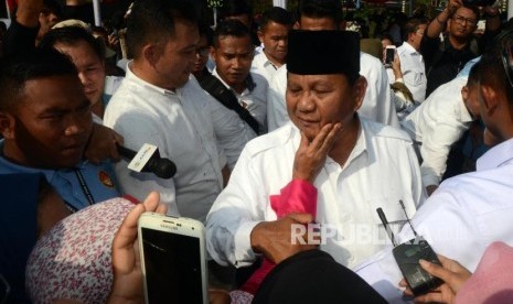 Calon Presiden Nomor Urut 02 Prabowo Subianto menyapa warga usai mencoblos di TPS 041, Desa Bojong Koneng, Bogor, Jawa Barat, Rabu (17/4).