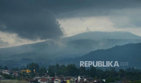 Awan hitam menggelayut di atas perbukitan kawasan Lembang, Kabupaten Bandung Barat, Rabu (12/12).