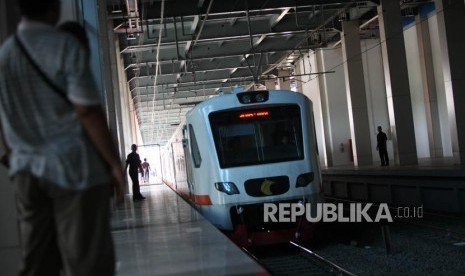 Kereta bandara melintas saat uji coba Kereta Bandara Soekarno-Hatta di Stasiun Sudirman Baru, Jakarta, Selasa (26/12).