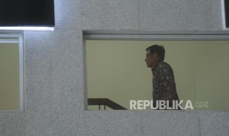 Mantan anggota DPR M Jafar Hafsah menaiki tangga bersiap menjalani pemeriksaan di gedung KPK, Jakarta, Selasa (9/1).