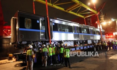     Mass Rapid Transit (MRT) train arrives from Japan in Tanjung Priok Port, North Jakarta, on Wednesday (April 4).