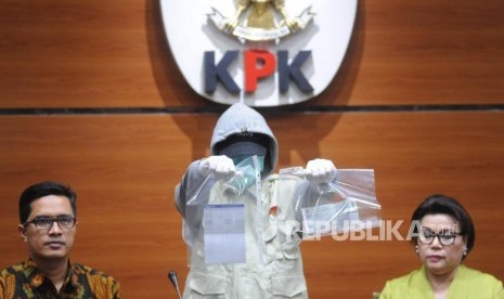 Juru Bicara KPK Febri Diansyah, Wakil Ketua KPK  Basaria Panjaitan  (kiri ke kanan ) menunjukan barang bukti  saat memberikan keterangan kepada media terkait OTT yang di lakukan KPK,  Jakarta, Kamis (1/3).