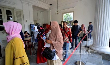 Sejumlah warga yang tergabung dalam Pengurus Jaringan Rakyat Miskin Kota mendatangi Balai Kota untuk melakukan audiensi bersama Gubernur DKI Jakarta Anies Baswedan di Balai Kota Jakarta (Ilustrasi)