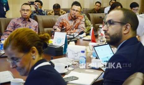 Delegasi Tunisia dan Maroko mendengarkan pemaparan Direktur Utama Bio Farma Rahman Roestan (tengah) saat kunjungan di Bio Farma, Kota Bandung, Selasa (28/8).