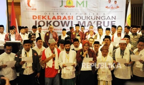 Peserta Jaringan Alumni Mesir Indonesia (JAMI) membacakan Ikrar bersama calon Wakil Presiden nomor  01 Maaruf Amin, TGB M Zainul Majdi saat deklarasi dukungan pasangan Capres dan Cawpares no 01 di Jakarta, Sabtu (9/2).