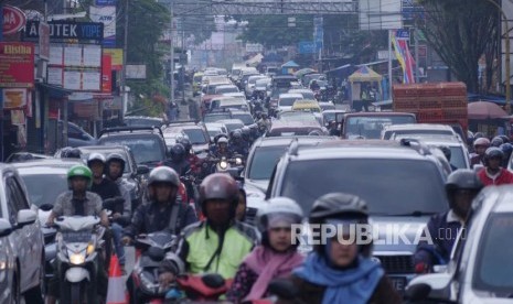 Kemacetan lalu lintas oleh para pemudik dan pelancong, di kawasan Lembang, Kabupaten Barat, Senin (3/6).