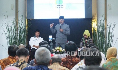 Gubernur Jawa Barat Ridwan Kamil, Wakil Gubernur Jawa Barat Uu Ruzhanul Ulum dan Istri Gubernur Atalia Praratya menjawab pertanyaan wartawan pada acara Jabar Punya Informasi (Japri), di Gedung Sate, Kota Bandung, Jumat (28/12).