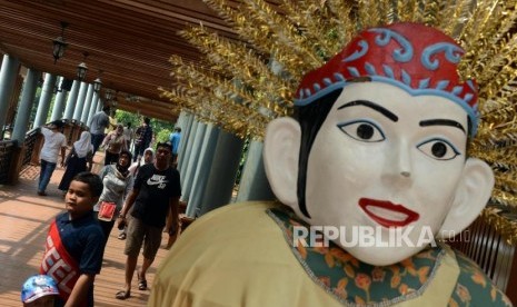 Sejumlah wisatawan saat mengunjungi kawasan Setu Babakan, Jakarta, Ahad (9/6).