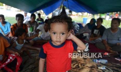 Anak-anak saat bermain di tenda pengungsian 