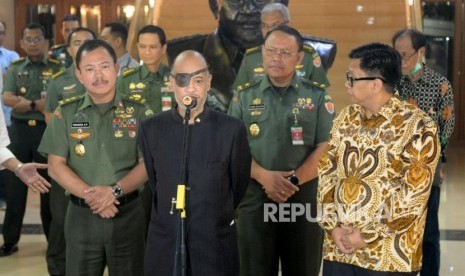 Putra Presiden Ke-3 RI BJ Habibie, Thareq Kemal Habibie memberikan keterangan terkait kondisi terkini ayahnya di Rumah Sakit Pusat Angkatan Darat (RSPAD) Gotot Soebroto, Jakarta, Selasa (10/9).