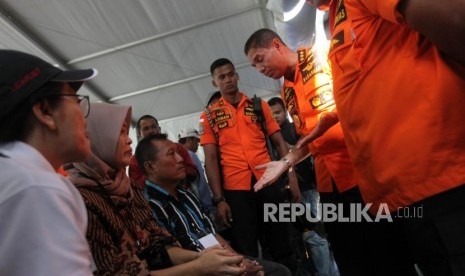 Kepala Basarnas M. Syaugi membincang dengan warga korban pesawat Lion Air JT-610 yang jatuh saat doa bersama dan tabur bunga di KRI Banjarmasin 592 di Perairan Karawang, Jawa Barat, Selasa (6/11).