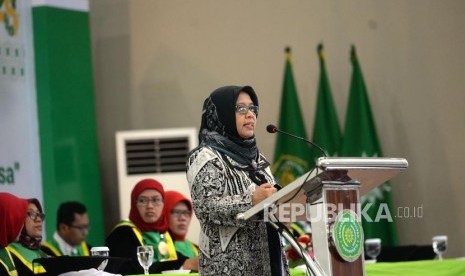 Sidang Senat Terbuka.  Ketua Umum Pimpinan Pusat Aisyiyah, Siti Noordjannah menyampaikan sambutan saat sidang senat terbuka Universitas Aisyiyah di Yogyakarta, Rabu (2/10/2019).