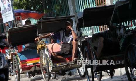 Penarik becak menunggu penumpang di Shelter Becak Terpadu di kawasan Teluk Gong, Pejagalan, Jakarta, Kamis (11/10).