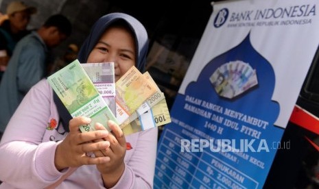 Penukaran Uang BI Yogya. Warga menukarkan pecahan mata uang Rupiah oleh Bank Indonesia di Pasar Bantul, Bantul, DIY, Senin (13/5/2019).