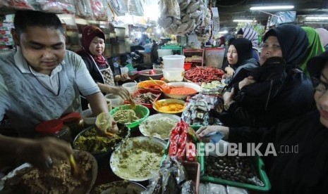 Pengunjung antre di kios bumbu dapur di Pasar Kosambi, Kota Bandung, Selasa (13/5).