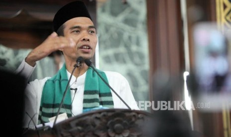 Ustadz Abdul Somad menyampaikan tausiyahnya saat Kuliah Dhuha di Masjid Agung Sunda Kelapa, Jakarta, Ahad (4/2).