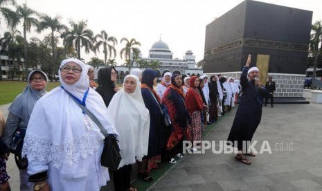 Sejumlah calon jamaah haji menyimak penjelasan petugas saat melaksanakan latihan manasik haji di Asrama Haji Pondok Gede, Jakarta (ilustrasi)