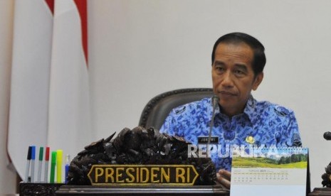 Rapat Kabinet: Presiden Joko Widodo bersama Wakil Presiden Jusuf Kalla memimpin rapat kabinet terbatas di Jakarta, Selasa (26/2).