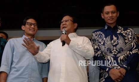 Bakal Calon Presiden yang juga Ketua Umum Partai Gerindra Prabowo Subianto bersama Bakal Calon Wakil Presiden Sandiaga Uno didampingi Ketua Komando Tugas Bersama (Kosgama) Partai Demokrat Agus Harimurti Yudhoyono (AHY) memberikan keterangan usai melakukan pertemuan dengan Ketua Umum Partai Demokrat Susilo Bambang Yudhoyono (SBY) di kediaman SBY, Jakarta, Rabu (12/9).