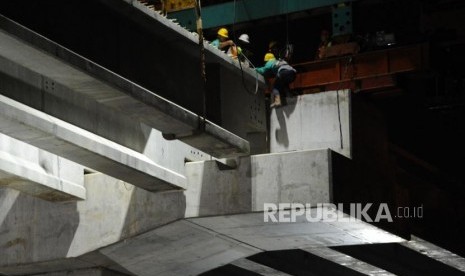 Pekerja sedang menyelesaikan konstruksi proyek Tol Bekasi Cawang Kampung Melayu (Becakayu) sesi II A Jakasampurna-Ahmad Yani, Bekasi, Senin (18/3).