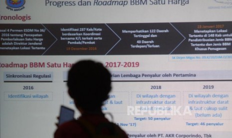 Wartawan melihat layar progress dan roadmap BBM satu harga saat keteranga pers di Kantor Kementerian ESDM, Jakarta, Jumat (3/11).