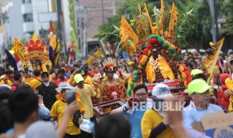 Tarian Pembuka  dari sejumlah kelompok pemuda membuka  acara  perayaan Cap Go Meh Glodok 2018 di Sepanjang jalan Hayam Wuruk, Jakarta Barat, Ahad(4/3).