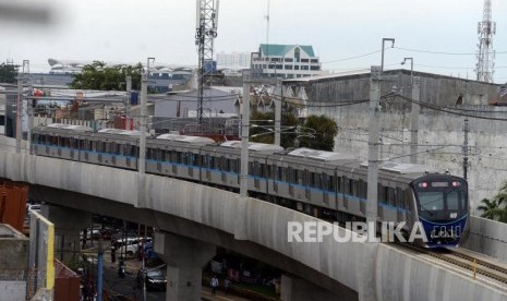 MRT. Kereta MRT melintas saat uji coba publik pengoperasian MRT fase I Koridor Lebak Bulus-Bundaran HI di Jakarta, Rabu (20/3).